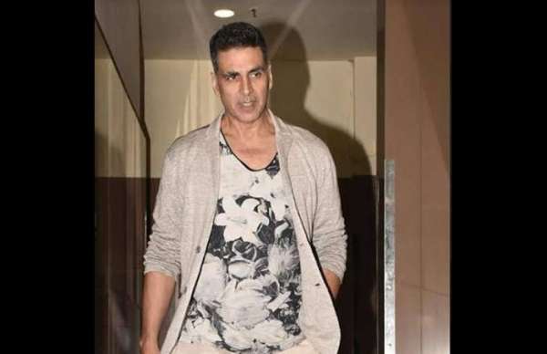 Akshay Kumar with Daughter Nitara and Wife Twinkle Khanna Photos