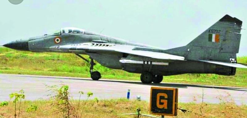 The supersonic explosion of the fighter plane shakes in the 100 km are