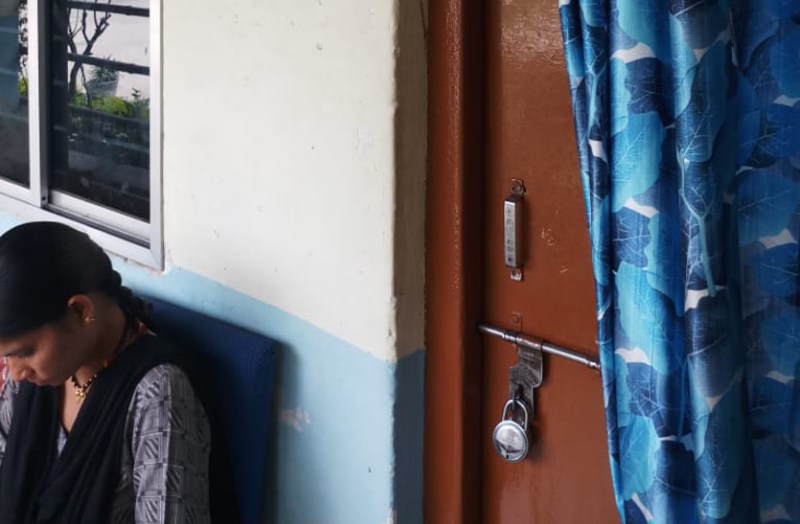 दो डीईओ के बीच कुर्सी के लिए घमासान, एक ने धौंस दिखाते दफ्तर में जड़ दिया ताला, पढि़ए क्या है माजरा...