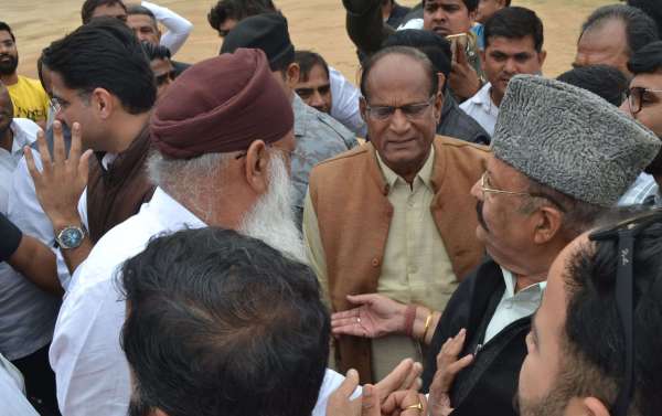 पायलट ने मुंह फेरा