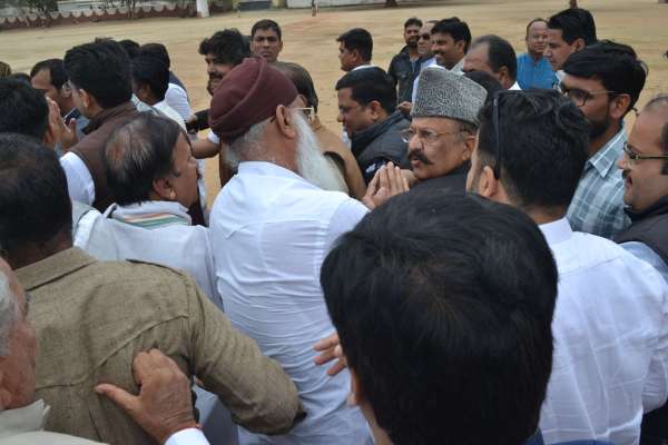 फिर चले गए पायलट