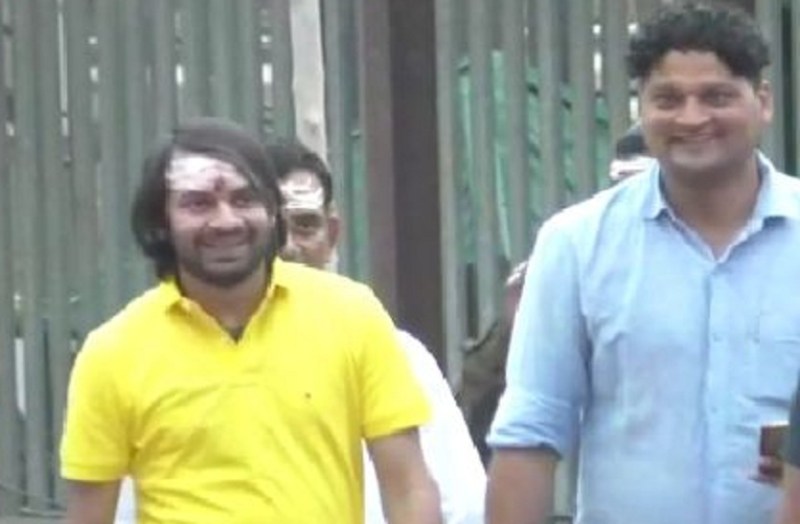 बाबा विश्वनाथ से महागठबंधन की सफलता के लिए तेज प्रताप यादव ने की प्रार्थना, कहा...