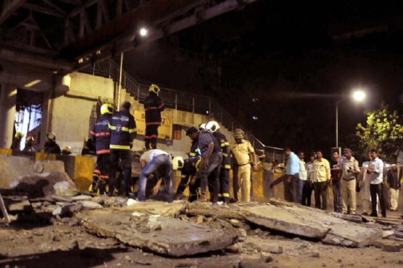 पुल हादसा: छह लोगों की हुई थी मौत, चार घायलों को मिली छुट्टी