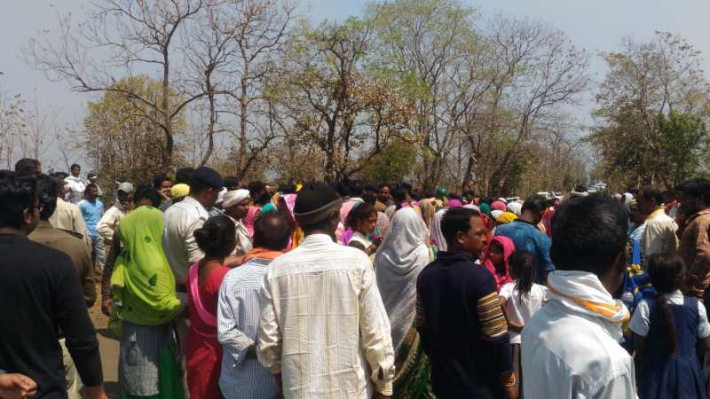 आक्रोशित ग्रामीणों ने चक्का जाम किया