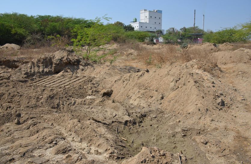 Now Dairy runs into the pit of fault in bhilwara