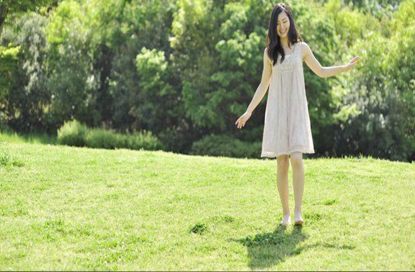 walking-barefoot-on-grass