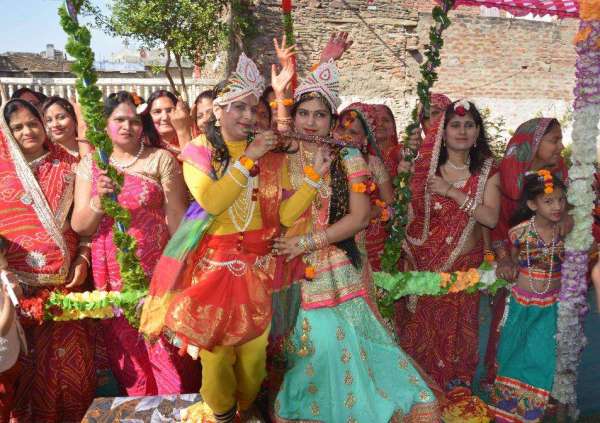 raadha-krshn ban phaag ke geeton kee phuhaaron par khoob kiya nrty...d