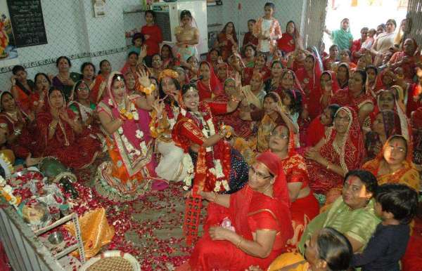 raadha-krshn ban phaag ke geeton kee phuhaaron par khoob kiya nrty...d