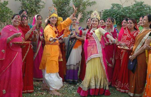 raadha-krshn ban phaag ke geeton kee phuhaaron par khoob kiya nrty...d