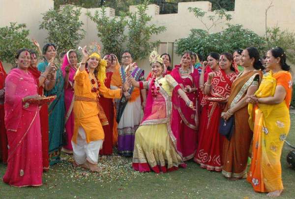 raadha-krshn ban phaag ke geeton kee phuhaaron par khoob kiya nrty...d