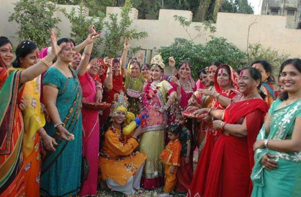 raadha-krshn ban phaag ke geeton kee phuhaaron par khoob kiya nrty...d