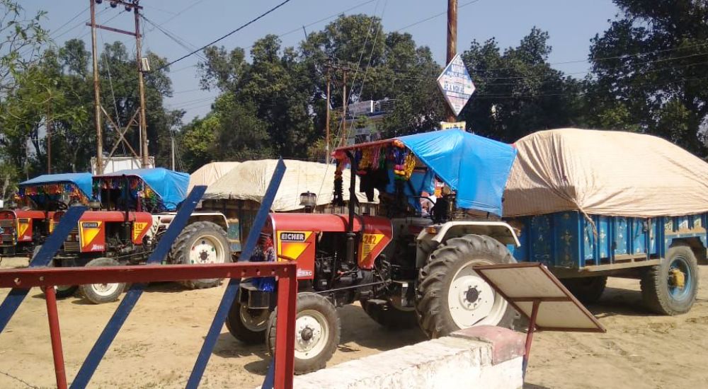 6-tractor-troli-and-1-jcb-seej-by-sitapur-police