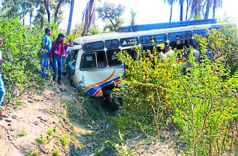 bus falls in Khanti,22 