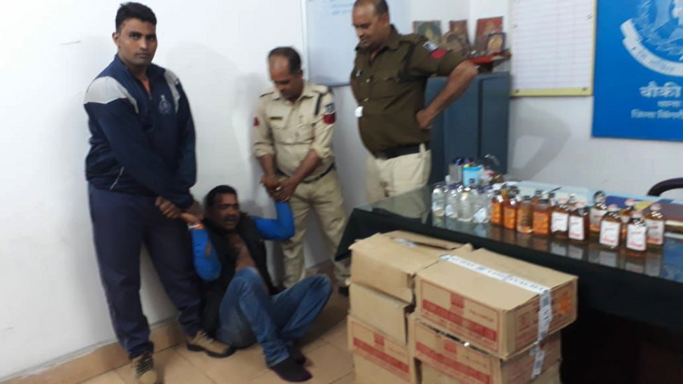 Singrauli police arrested accused with illicit liquor