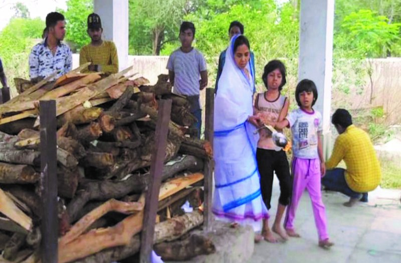 CG Human Story : ...जब नहीं पहुंचे रिश्तेदार तो पत्नी ने अपने बेटियों के साथ पति को दी मुखाग्नि