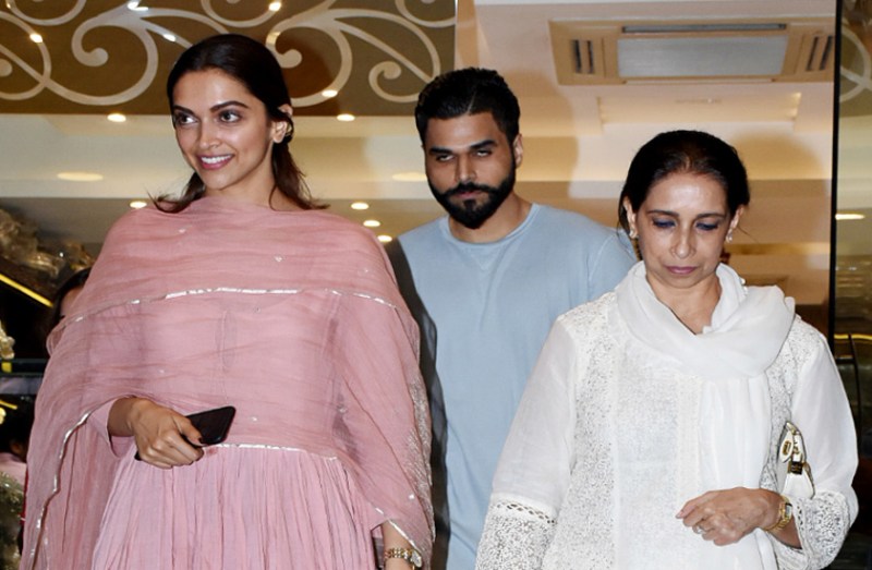 अपनी मां के व्यवहार से परेशान थी दीपिका पादुकोण और अनीशा, पिता चाहते थे चली जाए घर छोड़कर...