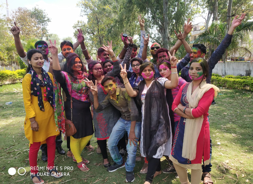 VIDEO GALLERY : ‘बलम पिचकारी…’ गाने पर युवतियों ने किया गजब का डांस