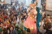 See the best view of Holi playing with Thakurji