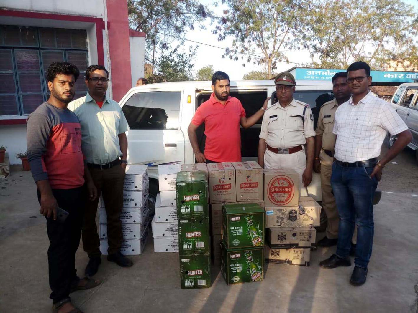 police caught two people sold illegal liquor