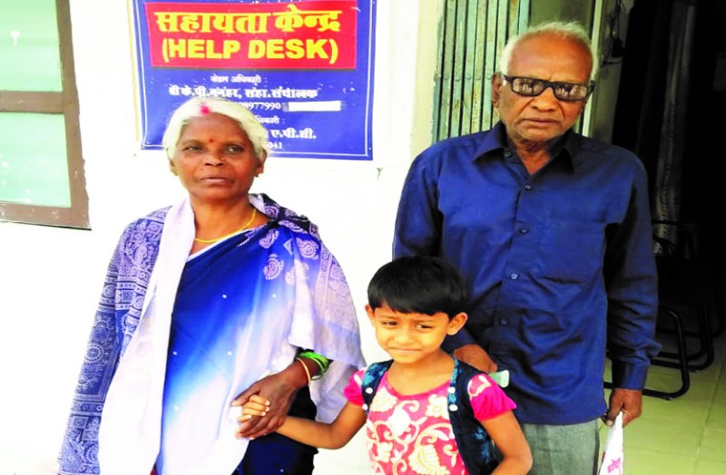 नातिन के एडमिशन के लिए शिक्षा विभाग पहुंचे नाना-नानी