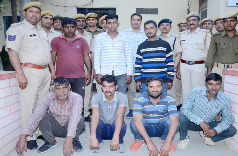 प्रदेश के कई थानों के लिए लंबे समय से परेशानी बने अंतरराज्यीय डकैत गिरेाह के सात लोगों को पुलिस ने मंगलवार को नीमकाथाना क्षेत्र से गिरफ्तार कर लिया है।