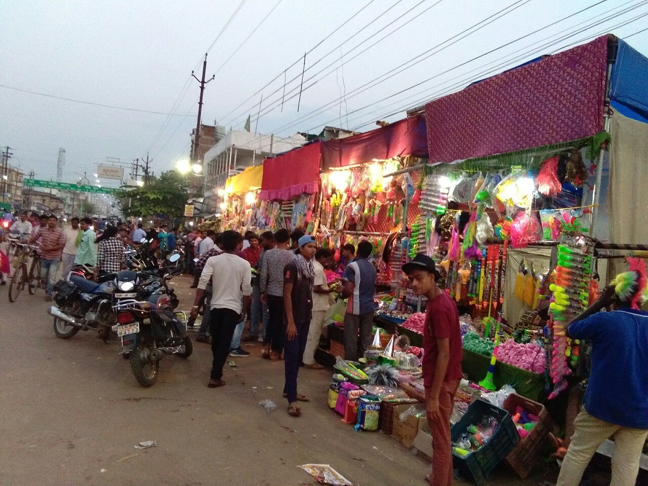 Buoyant market in color of holi