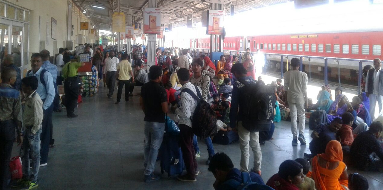 A crowd of passengers in the holi, trains full