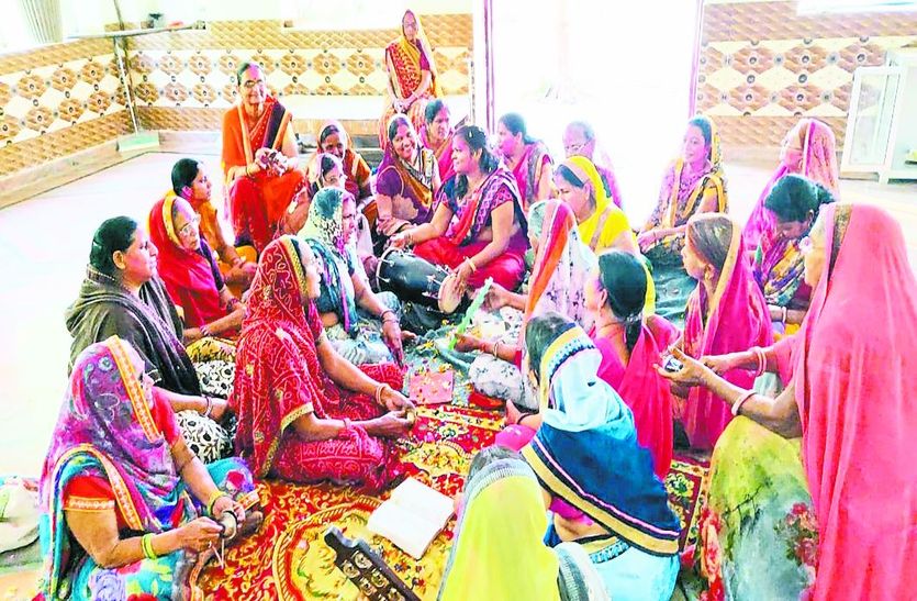 बालाजी मंदिर पर हुए कार्यक्रम में मौजूद महिलाएं। 