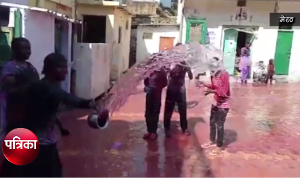 VIDEO: होली के दिन मेरठ में महिलाओं ने किया ऐसा कि चौंक गए सभी
