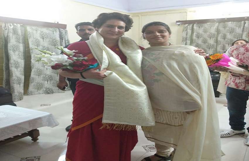 प्रियंका गांधी के साथ अमृता पांडेय