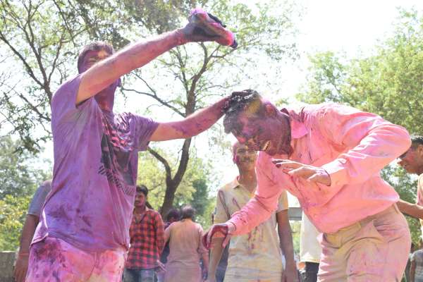 सतना में पुलिस अधिकारियों ने कुछ इस तरह मनाया होली का जश्न, देखें दिल खुश कर देने वाली तस्वीर