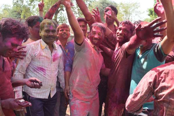 सतना में पुलिस अधिकारियों ने कुछ इस तरह मनाया होली का जश्न, देखें दिल खुश कर देने वाली तस्वीर