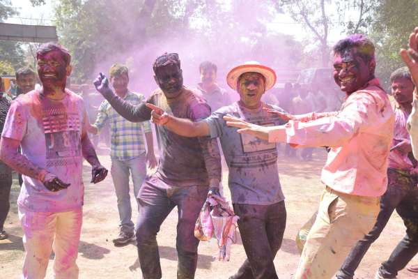 सतना में पुलिस अधिकारियों ने कुछ इस तरह मनाया होली का जश्न, देखें दिल खुश कर देने वाली तस्वीर