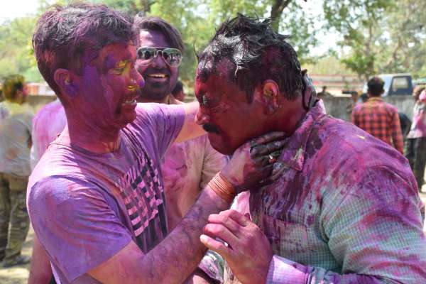 सतना में पुलिस अधिकारियों ने कुछ इस तरह मनाया होली का जश्न, देखें दिल खुश कर देने वाली तस्वीर