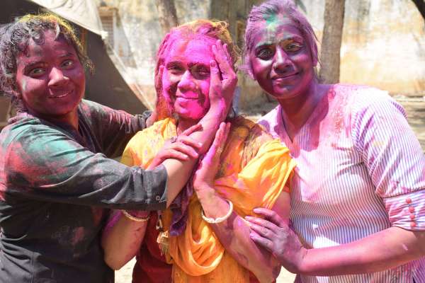 सतना में पुलिस अधिकारियों ने कुछ इस तरह मनाया होली का जश्न, देखें दिल खुश कर देने वाली तस्वीर