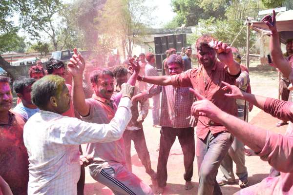 सतना में पुलिस अधिकारियों ने कुछ इस तरह मनाया होली का जश्न, देखें दिल खुश कर देने वाली तस्वीर