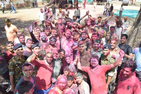 सतना में पुलिस अधिकारियों ने कुछ इस तरह मनाया होली का जश्न, देखें दिल खुश कर देने वाली तस्वीर