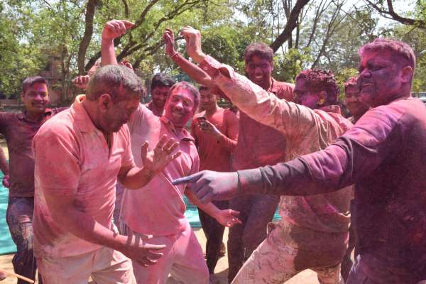 सतना में पुलिस अधिकारियों ने कुछ इस तरह मनाया होली का जश्न, देखें दिल खुश कर देने वाली तस्वीर