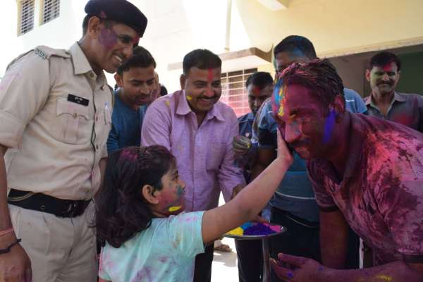 सतना में पुलिस अधिकारियों ने कुछ इस तरह मनाया होली का जश्न, देखें दिल खुश कर देने वाली तस्वीर