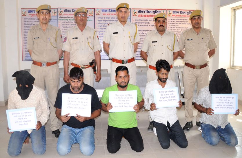 सोना तस्करों ने तरीका बदल दिया है। पारे से सिल्वर रंग चढ़ाकर खाड़ी देशों से करोड़ों के सोने की तस्करी की जा रही है। तस्कर सोने को इलेक्ट्रोनिक उपकरणों का पार्टस बनाकर यहां ला रहे हैं।