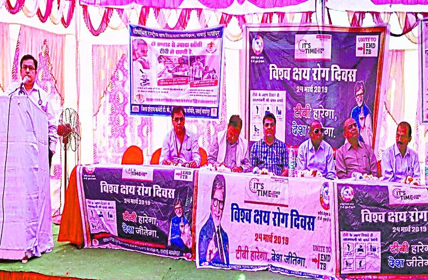 सम्बोधित करते वक्ता व मंचासीन अतिथि।