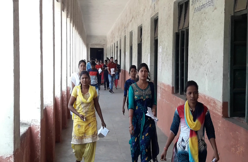 जिले के ११ केंद्रों में बारहवीं की ओपन एग्जाम हुई शुरू  ६४० परीक्षार्थियों ने दिया परीक्षा 
