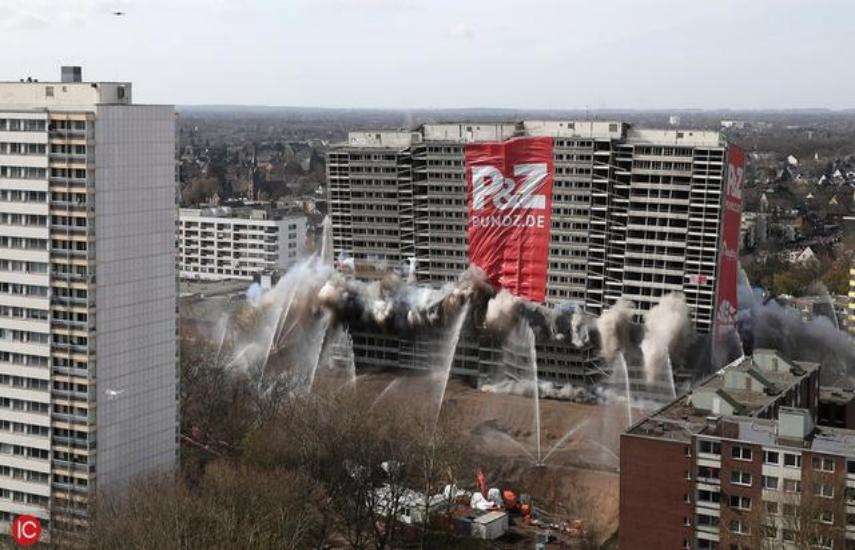 20 मंजिला इमारत ताश के पत्तों की तरह भरभरा कर गिरी, देखें तस्वीर