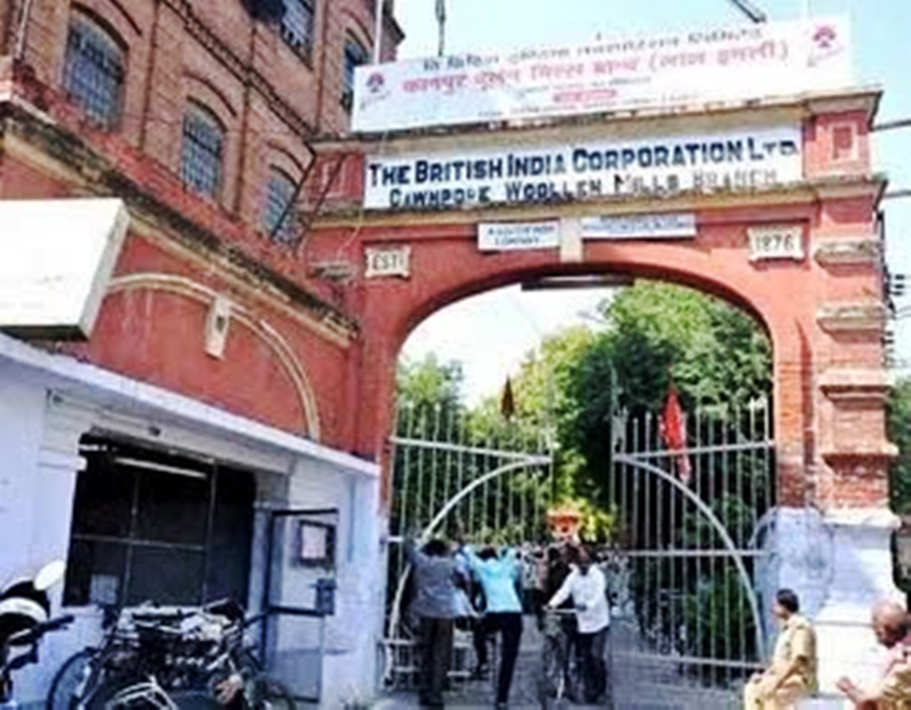 स्मृति ईरानी की जनसभा से पहले मजदूरों को पुलिस ने किया नजरबंद