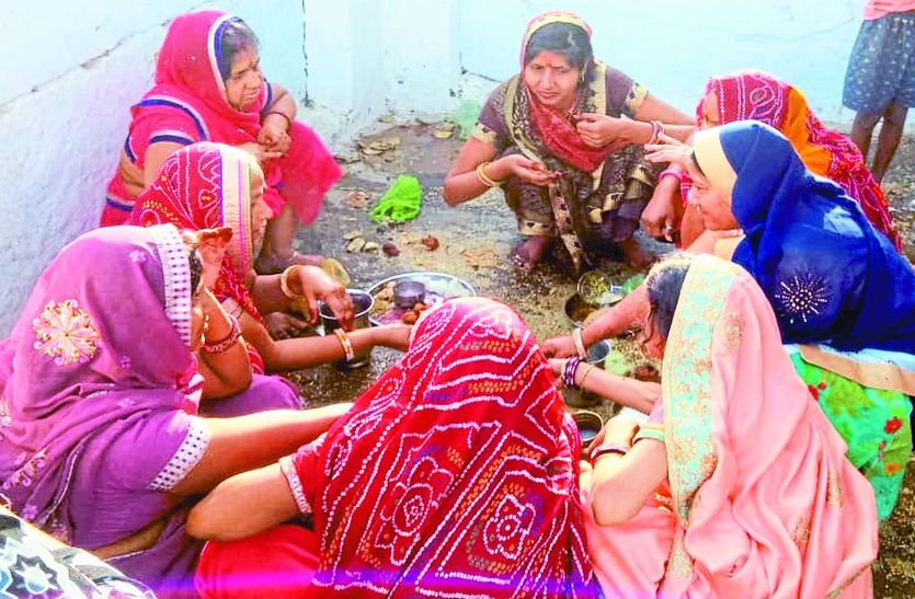 बास्योड़ा का भोग लगाती महिलाएं।   
