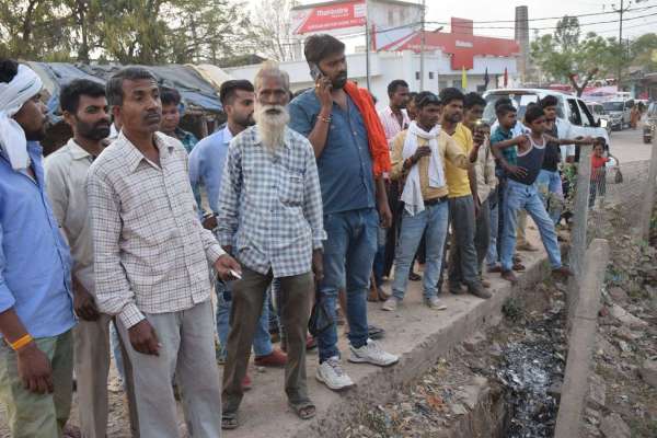 बिजली के खंभे में लगे डीपी बॉक्स में भड़की आग, फोटो में देखिए हादसा