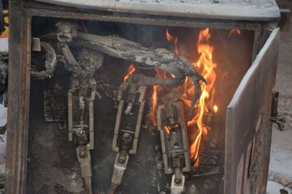 बिजली के खंभे में लगे डीपी बॉक्स में भड़की आग, फोटो में देखिए हादसा