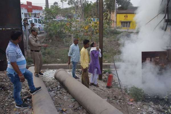 बिजली के खंभे में लगे डीपी बॉक्स में भड़की आग, फोटो में देखिए हादसा