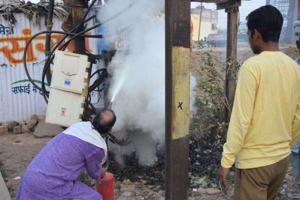 बिजली के खंभे में लगे डीपी बॉक्स में भड़की आग, फोटो में देखिए हादसा