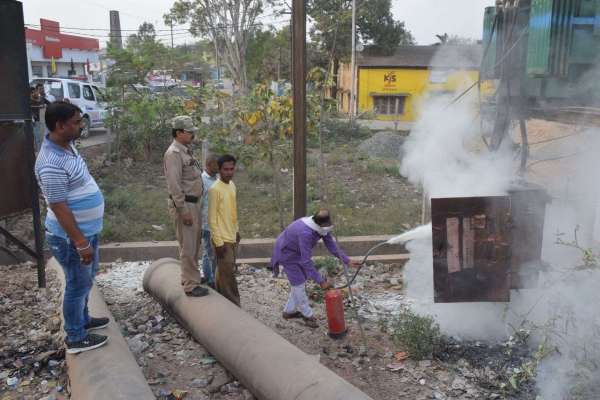 बिजली के खंभे में लगे डीपी बॉक्स में भड़की आग, फोटो में देखिए हादसा